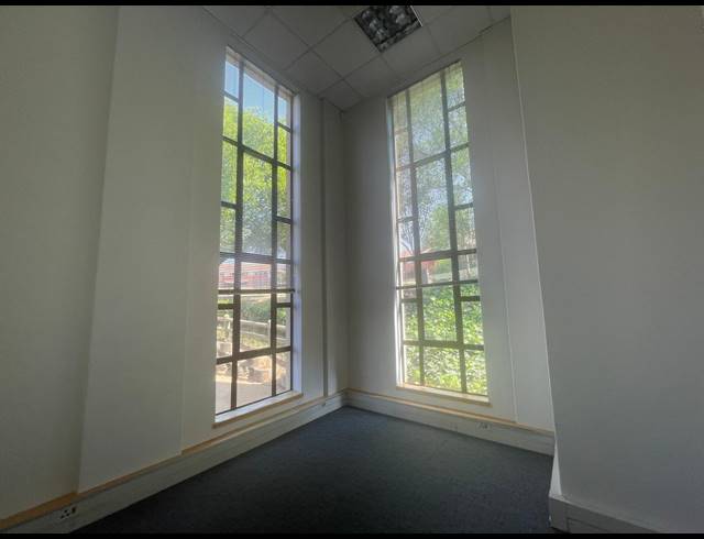 175M² OFFICE TO LET IN BRYANSTON